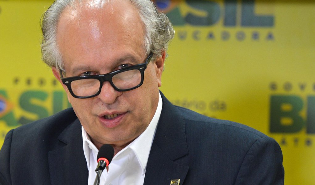 Brasília- DF- Brasil- 26/08/2015- O ministro da Educação, Renato Janine Ribeiro e o secretário-executivo do MEC, Luiz Cláudio Costa, durante entrevista coletiva, sobre a expansão dos cursos para o Programa Mais Médicos (Elza Fiuza /Agência Brasil)