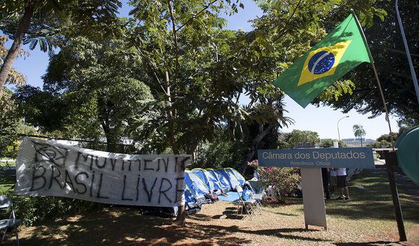 Manifestantes do Movimento Brasil Livre acampa em frente à residência oficial do presidente da Câmara dos Deputados, Eduardo Cunha, e pedem o impeachment da presidenta Dilma Rousseff (Marcelo Camargo/Agência Brasil)