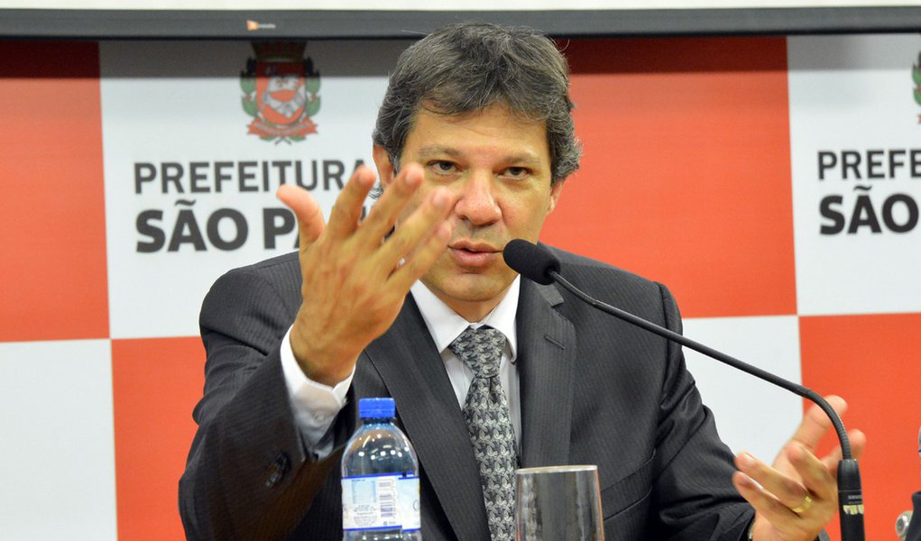 São Paulo- SP- Brasil- 26/05/2015- Haddad anuncia Pacote Anticorrupção.
Entre as medidas estão a demissão de servidores que apresentem evolução patrimonial incompatível com seus rendimentos ou pratiquem atos de improbidade administrativa e nepotismo.

