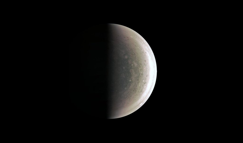 This image from NASA's Juno spacecraft provides a never-before-seen perspective on Jupiter's south pole. photo: NASA