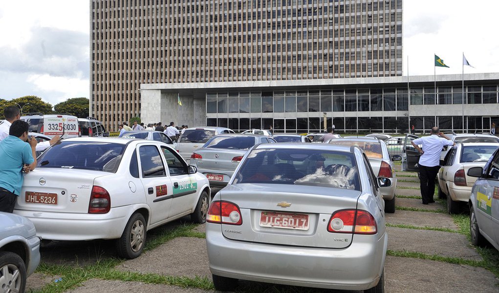 Bras�lia - Taxistas auton�mos fazem manifesta��o em frente ao Pal�cio do Buriti, por novas concess�es e para que o governo reconhe�a a categoria de motoristas que alugam taxis. GDF prepara licita��o de 646 novas concess�es ainda este semestre.