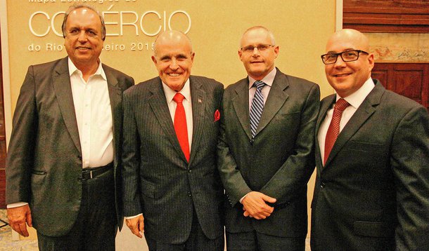 26/10/2015 - Rio de Janeiro - RJ - Governador Luiz Fernando Pezão e o ex-prefeito de Nova Iorque, Rudolph Giuliani, participam do lançamento do Mapa Estratégico do Comércio do Rio de Janeiro 2015-2020 (Fecomércio), em Copacabana na zona sul da cidade.