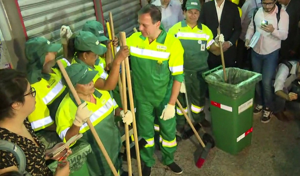 João Doria vestido de gari lixeiro Cidade Linda