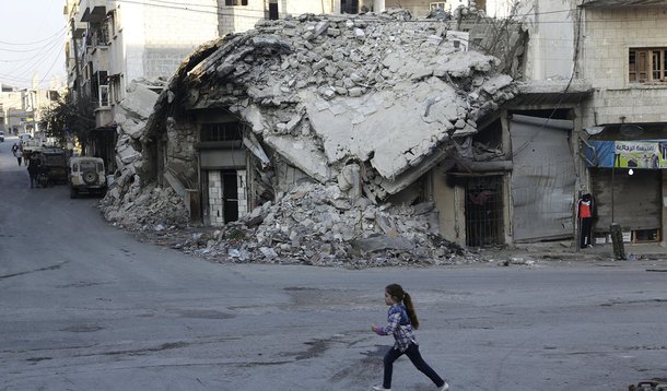 Menina em frente casas danificadas na provÃ­ncia de Idlib, SÃ­ria. 21/12/2015 REUTERS/Khalil Ashawi