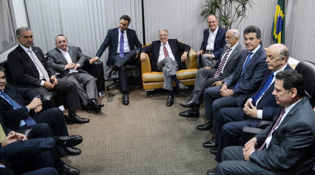 Brasília - O presidente nacional do PSDB, senador Aécio Neves, o ex-presidente da Fernando Henrique Cardoso, e governadores tucanos em reunião na sede da Executiva Nacional do PSDB (Valter Campanato/Agência Brasil)