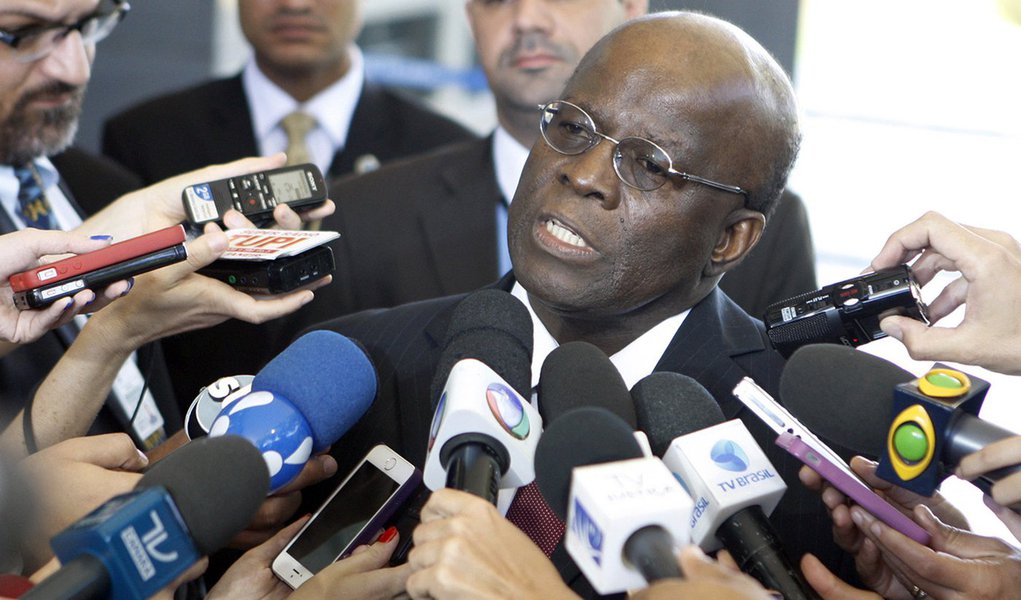 Ministro Joaquim Barbosa tira fotos com jornalistas após sessão extraordinária do STF. Foto:Nelson Jr./SCO/STF (01/07/2014)