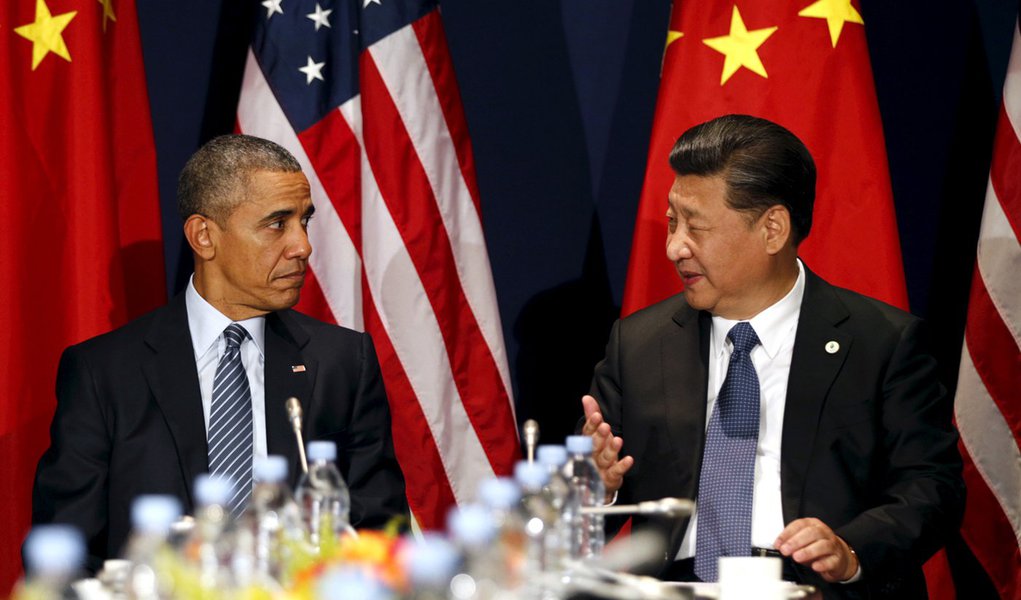 Presidente dos Estados Unidos, Barack Obama, e presidente chinês, Xi Jinping, durante encontro em Paris. 30/11/2015 REUTERS/Kevin Lamarque