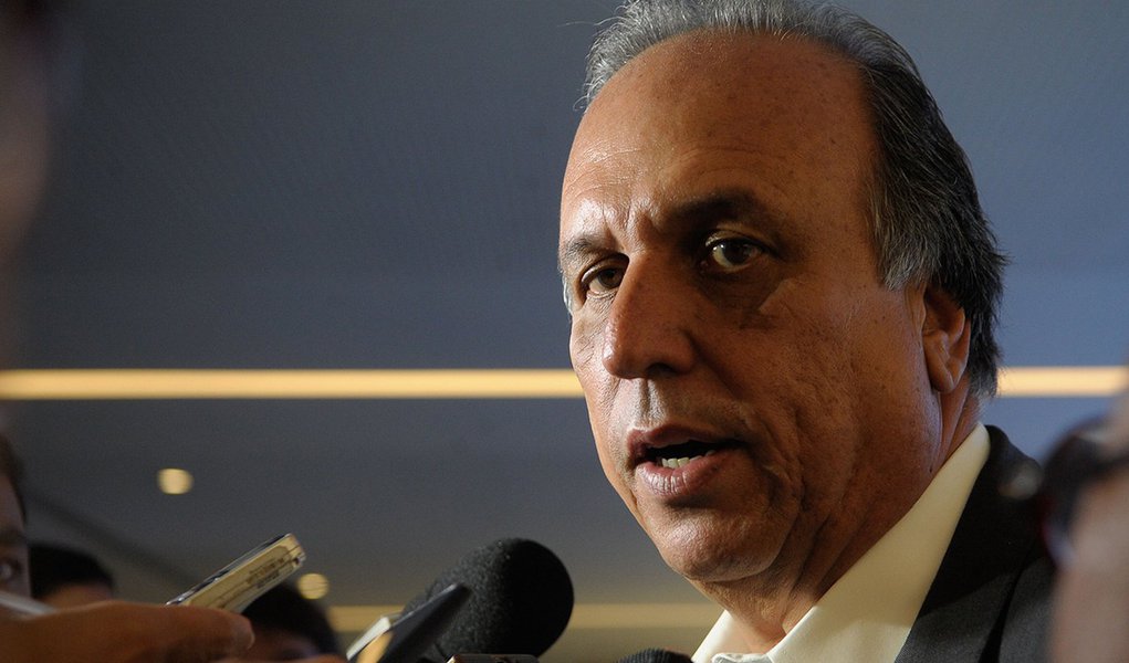 Rio de Janeiro - O governador do Rio de Janeiro, Luiz Fernando Pezão fala com a imprensa durante sessão de abertura da conferência internacional UrbanTec Brasil 2015 (Tânia Rêgo/Agência Brasil)