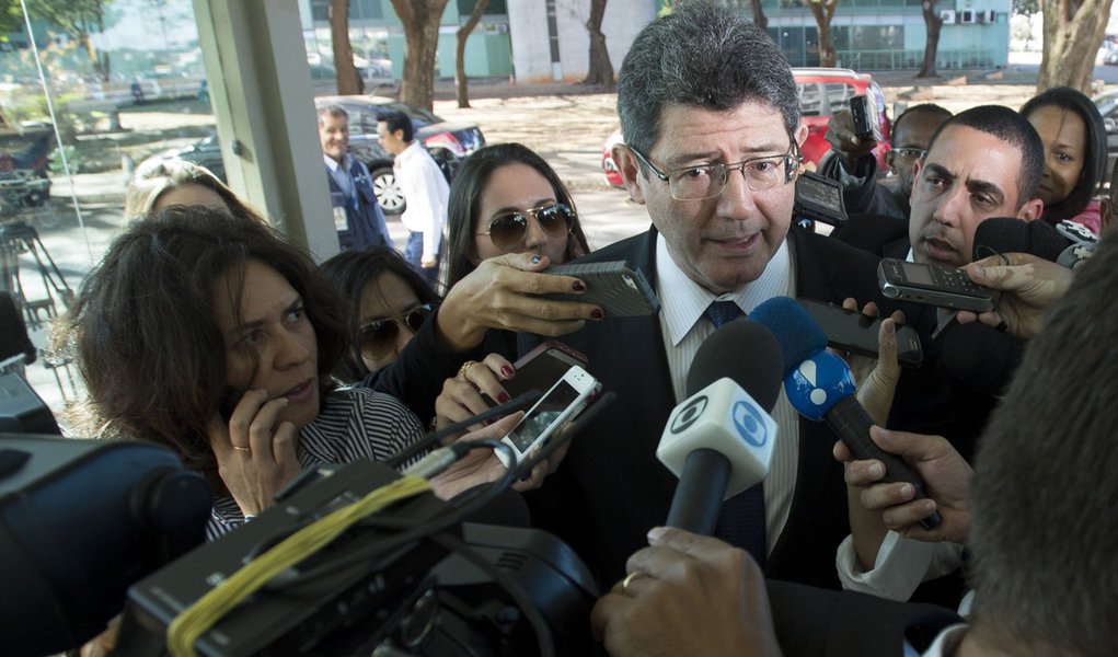 O Ministro da Fazenda, Joaquim Levy chega para reuni�o com o governador de Minas Gerais, Fernando Pimentel, e o governador do Rio de Janeiro, Luiz Fernando Pez�o ( Marcelo Camargo/Ag�ncia Brasil)