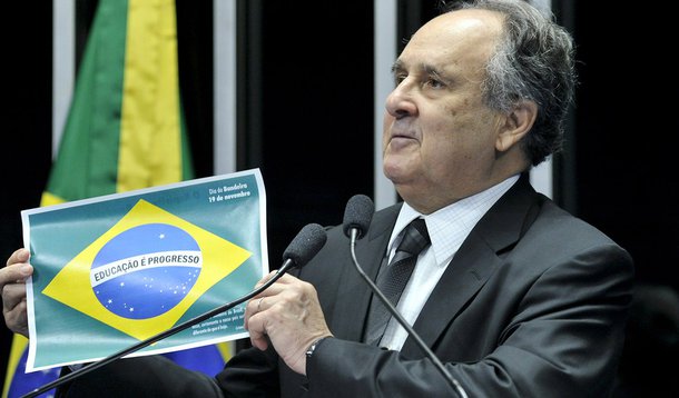  Em discurso, senador Cristovam Buarque (PDT-DF) exibe um desenho da Bandeira do Brasil.
 
 