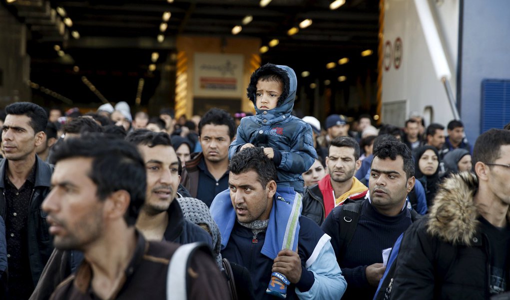 Imigrantes chegam ao porto de Piraeus, perto de Atenas. 25/10/2015. REUTERS/Alkis Konstantinidis