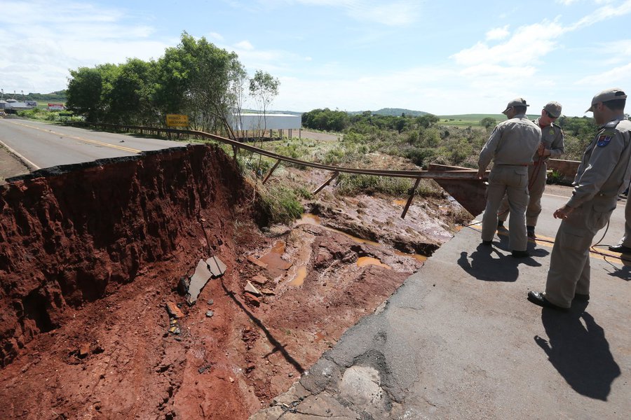 Governador Beto Richa avalia os estragos causados pelas chuvas na regi�o do Rio Pirap�, na divisa dos munic�pios Iguara�u e Maring�. Iguara�u, 14/01/2016. Foto: Orlando Kissner/ANPr