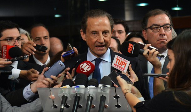 O presidente da Federa��o das Ind�strias do Estado de S�o Paulo (Fiesp), Paulo Skaf, fala � imprensa depois de audi�ncia com o presidente do Senado, Renan Calheiros, no Congresso Nacional (Antonio Cruz/Ag�ncia Brasil)