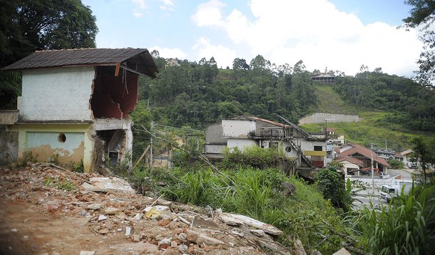 Nova Friburgo - A casa de Gilson da Cunha, 68 é a única que permanece ocupada nesta rua do distrito de Conselheiro Paulino. Gilson está fazendo obras de contenção para evitar outros desastres (Tânia Rêgo/Agência Brasil)
