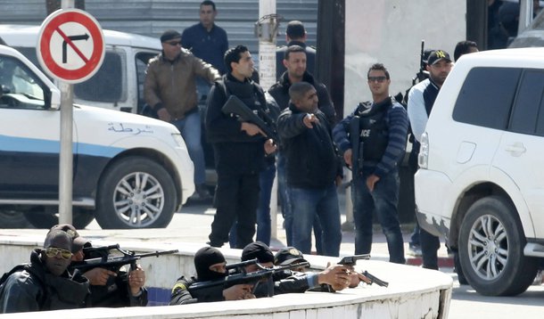 Policiais do lado de fora do parlamento em TÃºnis. 18/03/2015 REUTERS/Zoubeir Souissi