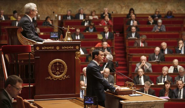 PremiÃª francÃªs, Manuel Valls, discursa na Assembleia Nacional, em Paris. 19/11/2015 REUTERS/Charles Platiau