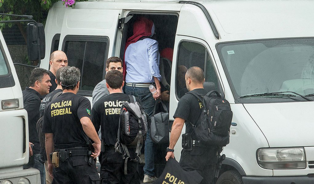 DNT 4400 14-11-2014 SAO PAULO - SP / NACIONAL OE / OPERACAO LAVA JATO - Presos pela investigacao Lava Jato da Policia Federal saem da sede da PF no bairro da Lapa, zona oeste de Sao Paulo - FOTO DANIEL TEIXEIRA/ESTADAO