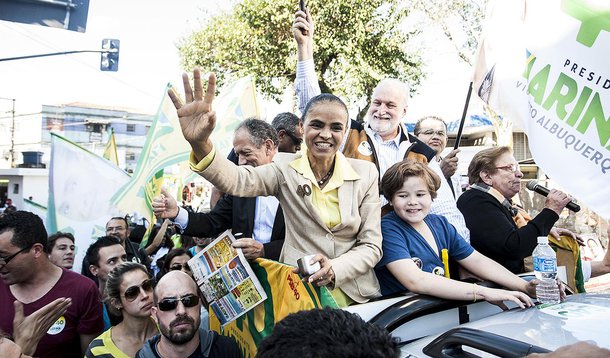 Candidata à Presidência da República pela Coligação Unidos pelo Brasil, Marina Silva cumpre agenda em São Paulo. Na foto Marina Silva e durante passeio em carro aberto na zona leste da capital Paulista no bairro de São Miguel Paulista.
04/10/2014
Fotos 