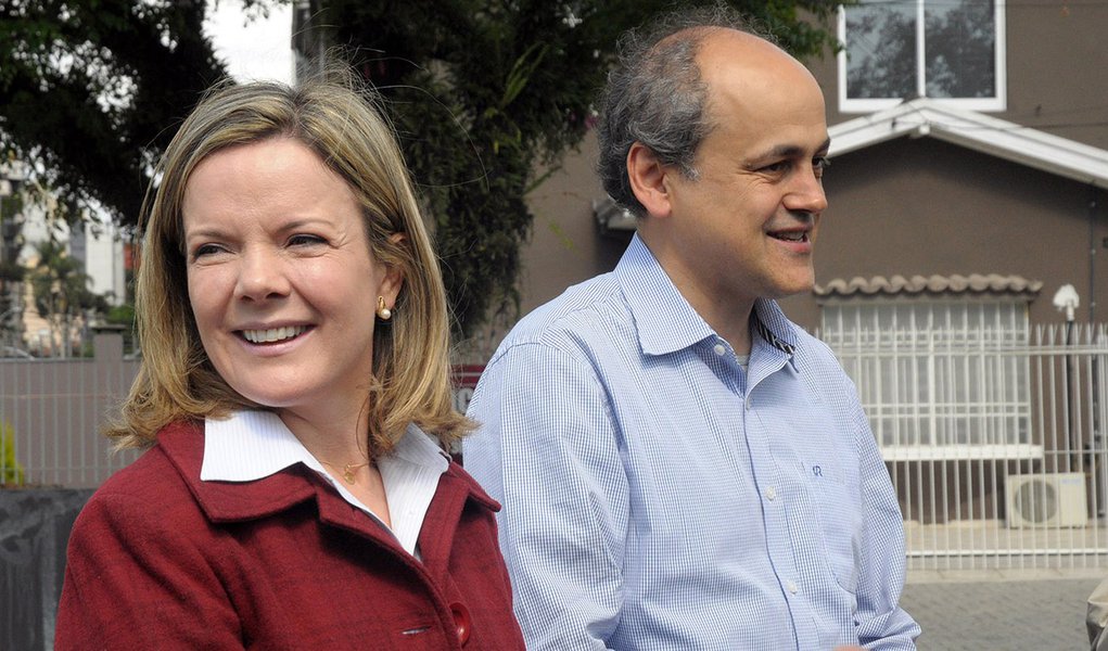 Gustavo Fruet e Gleisi Hoffmann visitaram a feira da praça 29 de março nesse domingo.
Foto Everson Bressan