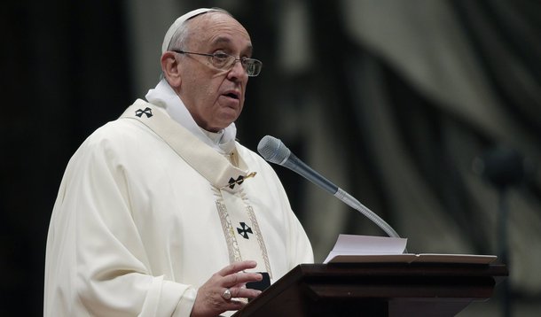 Papa Francisco durante discurso na BasÃ­lica de SÃ£o Pedro, no Vaticano. 02/02/2015 REUTERS/Max Rossi