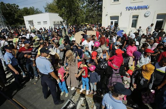Imigrantes esperam por trens na estação de Tovarnik, na Croácia. 17/09/2015 REUTERS/Antonio Bronic