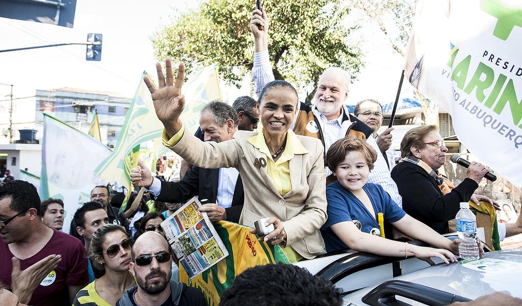 Candidata à Presidência da República pela Coligação Unidos pelo Brasil, Marina Silva cumpre agenda em São Paulo. Na foto Marina Silva e durante passeio em carro aberto na zona leste da capital Paulista no bairro de São Miguel Paulista.
04/10/2014
Fotos 