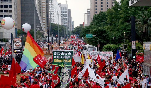 São Paulo- SP- Brasil- 13/03/2015- Membros de Centrais Sindicais e do Movimento dos Trabalhadores Sem Terra, realizam ato em frente a sede da Petrobras, na avenida Paulista, em São Paulo. O ato é uma resposta contra as manifestações contra o PT e o govern