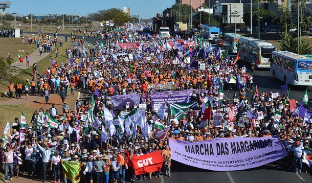 A Marcha das Margaridas iniciou a caminhada em direção à Esplanada dos Ministérios, a mobilização das trabalhadoras rurais saiu do Estádio Nacional Mané Garrincha e seguiu até o Congresso Nacional (José Cruz/Agência Brasil)