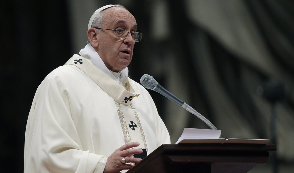 Papa Francisco durante discurso na BasÃ­lica de SÃ£o Pedro, no Vaticano. 02/02/2015 REUTERS/Max Rossi