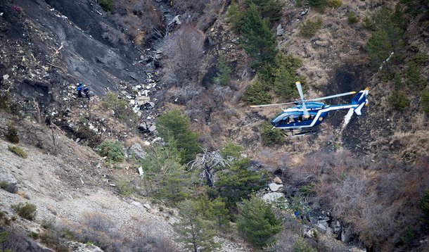 Ao mesmo tempo que as equipas de resgate retomaram esta manhã as operações de busca dos destroços do avião da Germanwings, que se despenhou terça-feira nos Alpes franceses, o ministro do Interior, Bernard Cazeneuve, confirmou que, apesar de danificada, é 