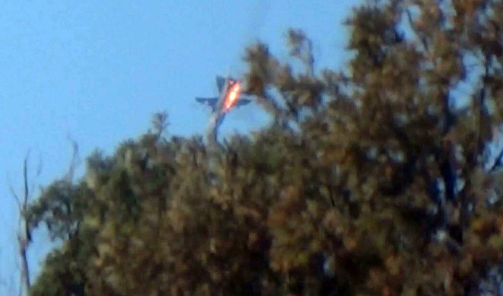 CaÃ§a cai em chamas em regiÃ£o montanhosa no norte da SÃ­ria apÃ³s ser abatido por caÃ§as turcos perto da fronteira entre Turquia e SÃ­ria. 24/11/2015 REUTERS/Sadettin Molla