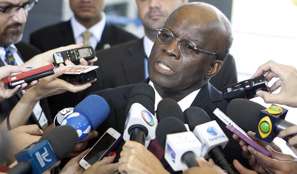 Ministro Joaquim Barbosa tira fotos com jornalistas após sessão extraordinária do STF. Foto:Nelson Jr./SCO/STF (01/07/2014)