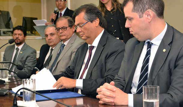 Governador Flávio Dino ao lado de secretários e outras autoridades durante a assinatura do decreto que aplica a Lei Anticorrupção no Maranhão. Foto: Karlos Geromy/Secom