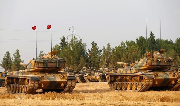 Tanques turcos na fronteira entre Turquia e Síria. 25/08/2016 REUTERS/Umit Bektas