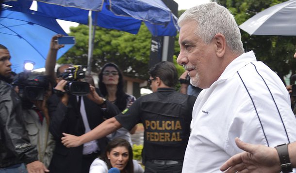 Brasília - O ex-diretor de Marketing do Banco do Brasil, Henrique Pizzolatto, chega ao IML, onde passou por exames, e seguiu para o Complexo Penitenciário da Papuda, onde vai cumprir pena (Antonio Cruz/Agência Brasil)