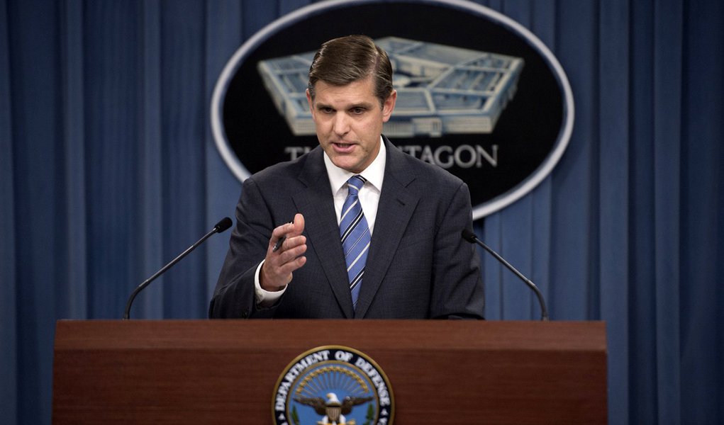 Pentagon Press Secretary Peter Cook conducts a press briefing with reporters at the Pentagon, Sept. 8, 2015. (DoD photo by Senior Master Sgt. Adrian Cadiz/Released)