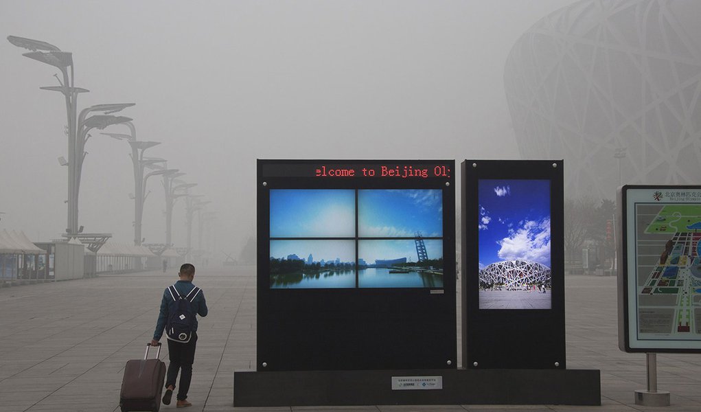 Poluição vista ao lado do Estádio Nacional, em Pequim. 01/12/2015 REUTERS/China Daily