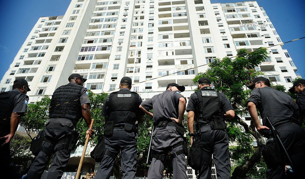 Policiais militares, agentes de trânsito, fecharam o trânsito na Avenida Rui Barbosa, no Flamengo, para a reintegração de posse do Edifício Hilton Santos, ocupado por famílias sem teto (Tânia Regô/Agência Brasil)