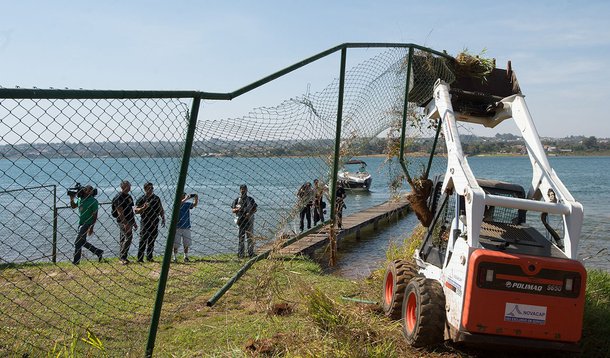 A Agência de Fiscalização do Distrito Federal (Agefis) inicia a derrubada de construções irregulares no Lago Paranoá (Marcelo Camargo/Agência Brasil)