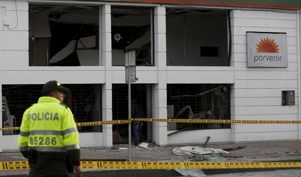 Policial vigia Ã¡rea de explosÃ£o no centro de BogotÃ¡, na ColÃ´mbia, nesta quinta-feira. 02/07/2015 REUTERS/John Vizcaino
