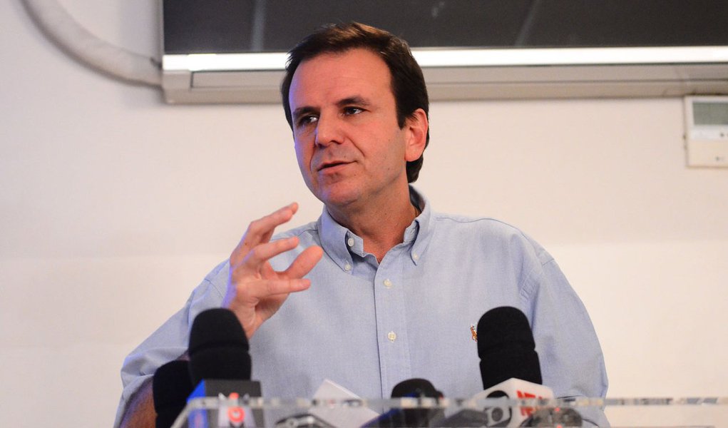 RIO DE JANEIRO, RJ, 21.07.2013: PAPA/COLETIVA/PREFEITO/RIO - Prefeito do Rio fala sobre ajustes finais para a Jornada. Em coletiva, no Centro de Operações, o prefeito do Rio, Eduardo Paes, fala sobre os últimos ajustes para a cidade receber a Jonarda Mund