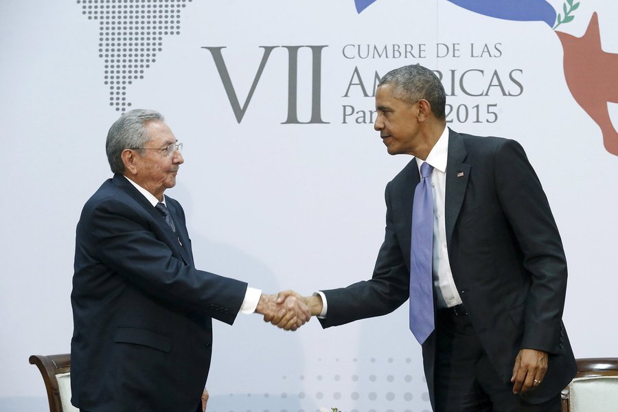 O presidente de Cuba, Raúl Castro (esquerda), e o presidente norte-americano, Barack Obama, se cumprimentam durante a Cúpula das Américas, na Cidade do Panamá, em abril. 11/04/2015 REUTERS/Jonathan Ernst