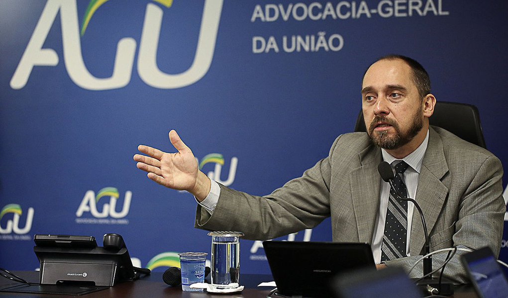 Brasília - O advogado-geral da União, Luis Inácio Adans, durante coletiva comenta a nova lei orgânica da AGU, normalizada através da Lei 73/93