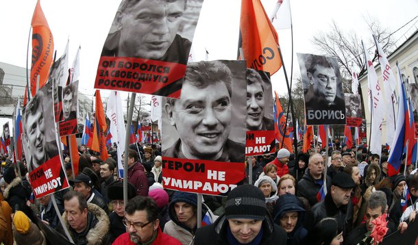 Protesto em homenagem ao opositor russo Boris Nemtsov, no centro de Moscou. 01/03/2015 REUTERS/Tatyana Makeyeva