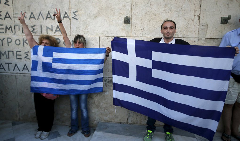 Manifestantes anti-UE protestam com bandeira grega em Atenas. 13/07/2015 REUTERS/Jean-Paul Pelissier