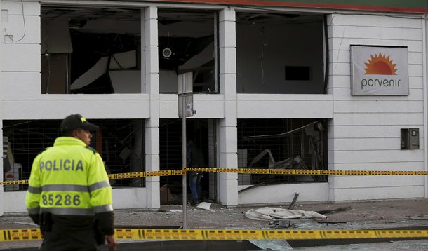 Policial vigia Ã¡rea de explosÃ£o no centro de BogotÃ¡, na ColÃ´mbia, nesta quinta-feira. 02/07/2015 REUTERS/John Vizcaino