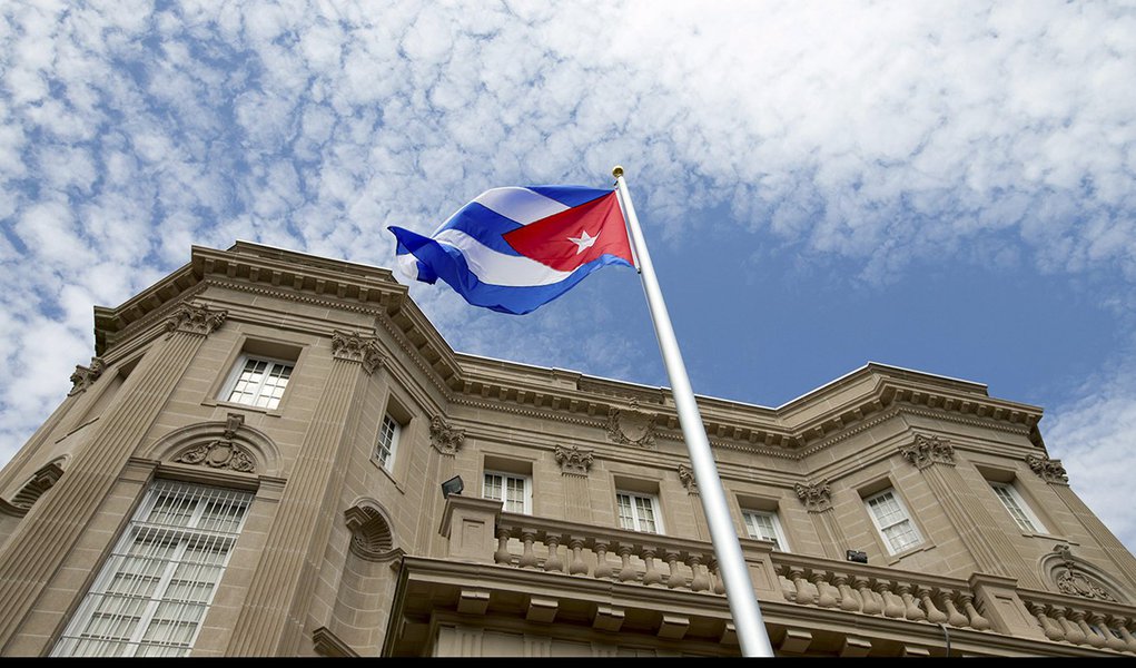 Bandeira de Cuba hasteada na embaixada cubana em Washington. 20/07/2015 REUTERS/Andrew Harnik/Pool