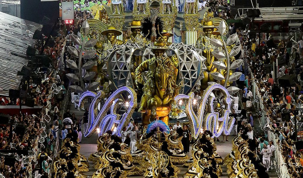 São Paulo 15/02/2015 - Carnaval 2015 - Segundo dia dos desfiles das escolas de samba do Grupo Especial de São Paulo, realizado no Sambódromo do Anhembi. Na foto desfile da Escola de Samba Vai-Vai. Foto: Robson Fernandjes/ LIGASP/Fotos Públicas