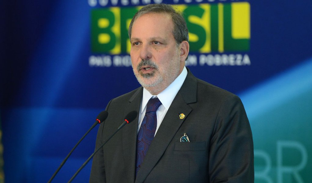 Brasília- DF- Brasil- 01/12/2014- Após ser anunciado como novo ministro do Desenvolvimento, Indústria e Comércio Exterior, o senador Armando de Queiroz Monteiro Neto, fala à imprensa no Palácio do Planalto. (Fabio Rodrigues Pozzebom/Agência Brasil)