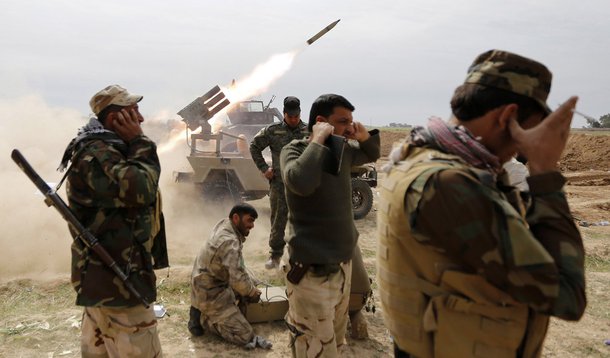 Combatentes xiitas lanÃ§ando foguete durante confronto com militantes do Estado IslÃ¢mico na cidade de al-Alam.   09/03/2015    REUTERS/Thaier Al-Sudani